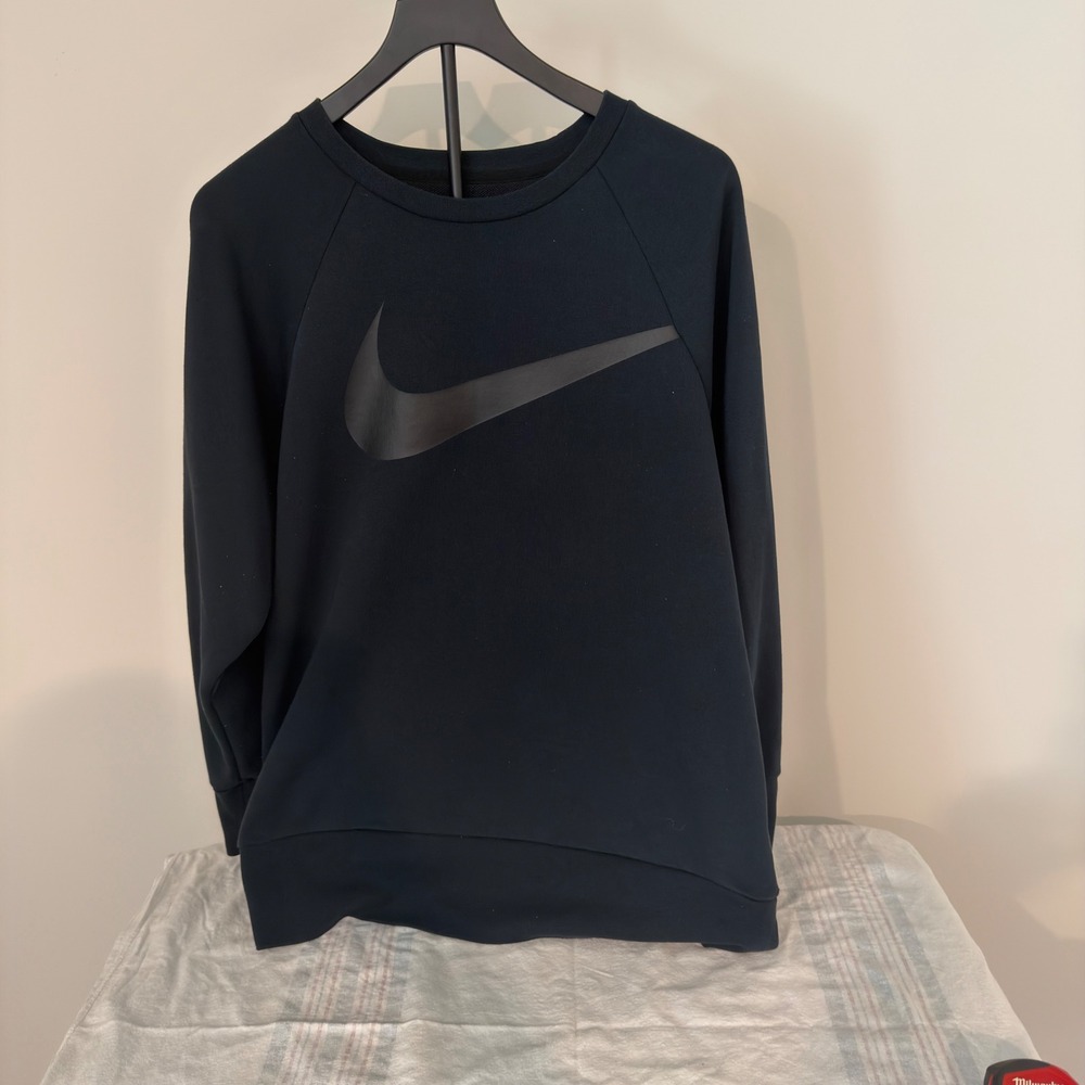 Nike Mens Black Crewneck Sweatshirt Big Swoosh Logo Raglan Pullover